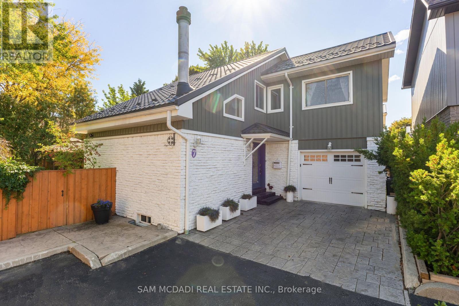 7 Pierpont Pl, Mississauga, ON L5N 2G5