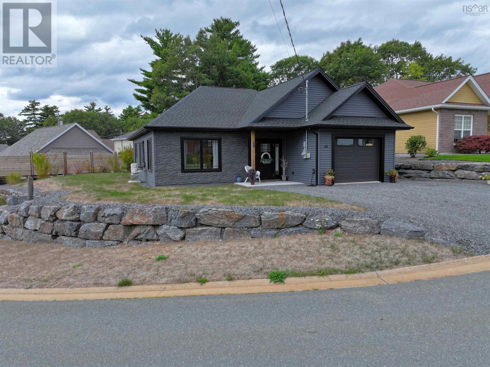 15 Dr Ernst Ct, Bridgewater, NS B4V 9A3