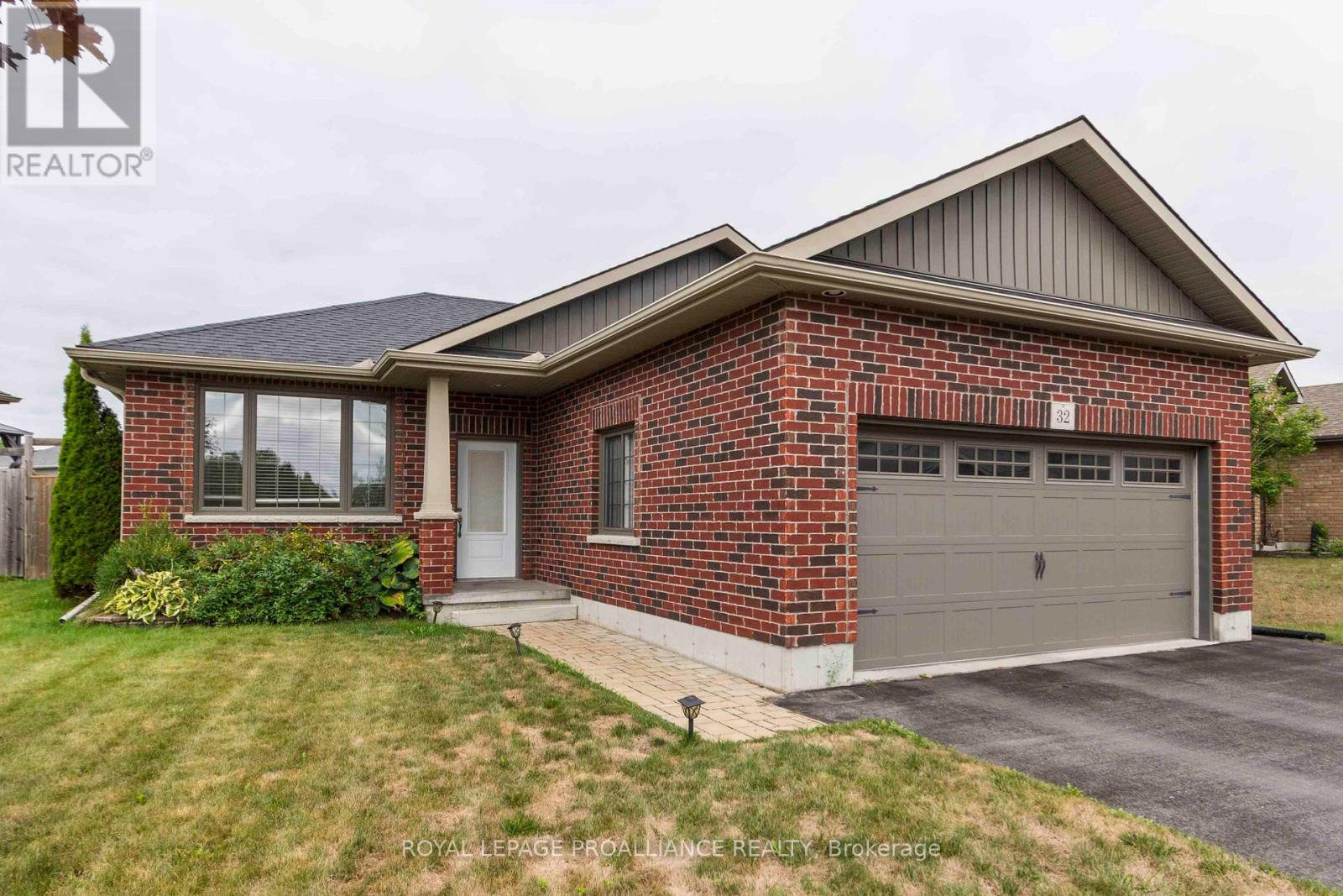 32 Aspen Dr, Quinte West, ON K8V 0E2