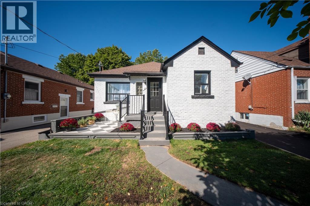 48 Woodbridge Rd, Hamilton, ON L8K 3C9