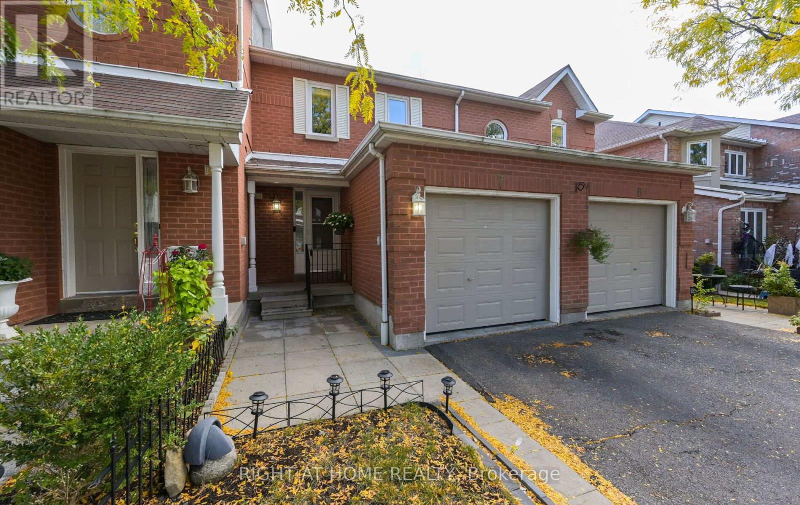 7 6050 Bidwell Trl, Mississauga, ON L5V 2C3