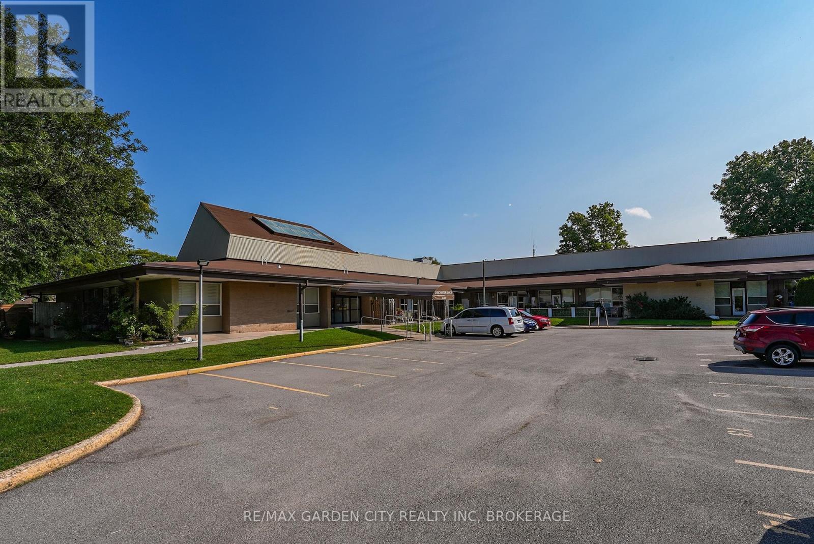 125 6350 Dorchester Rd, Niagara Falls, ON L2G 5T4
