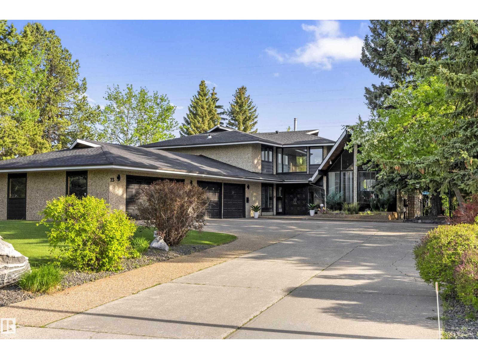 23 Westbrook Dr NW, Edmonton, AB T6J 2C8
