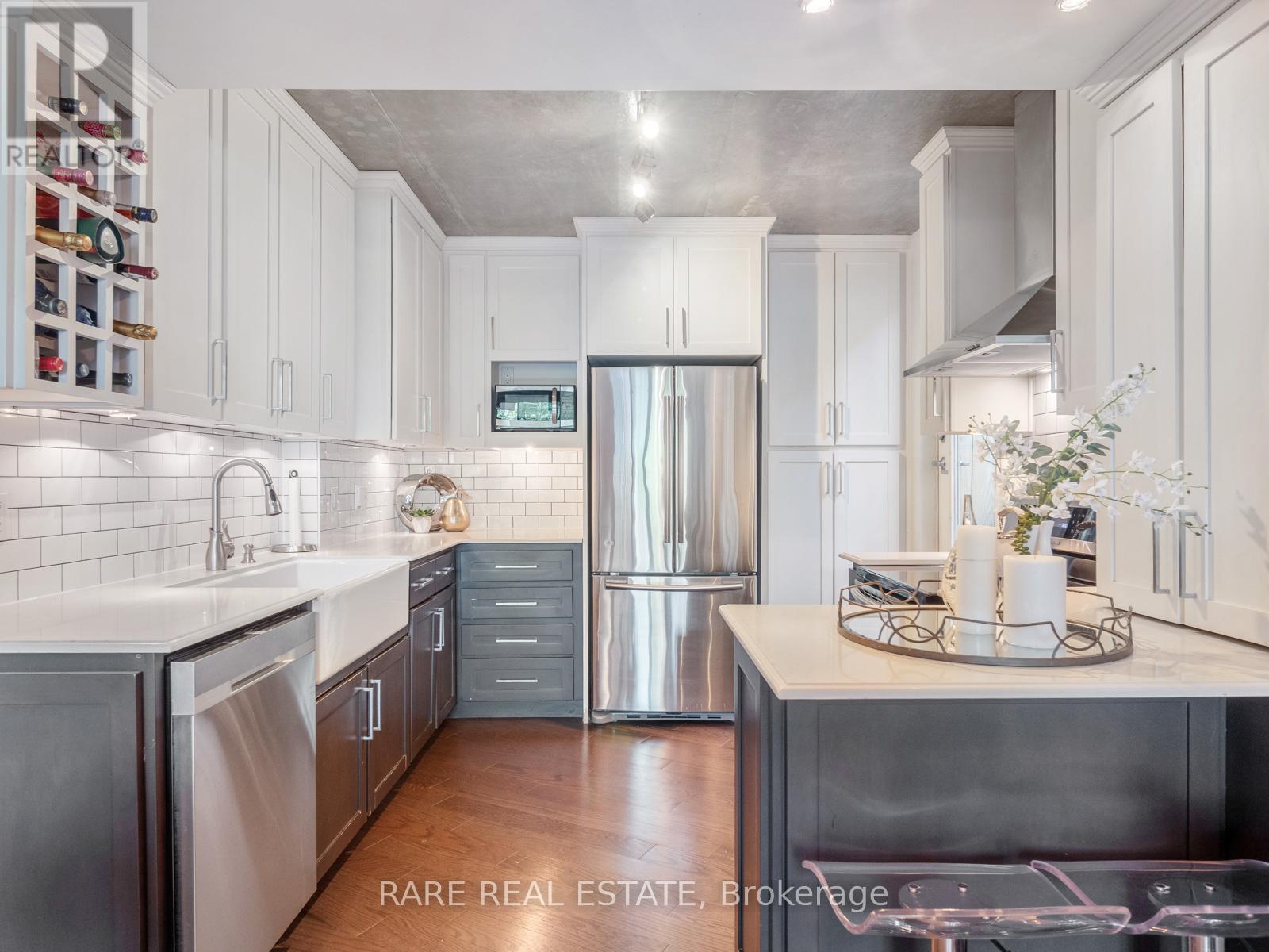 202 77 Lombard St, Toronto, ON M5C 3E1