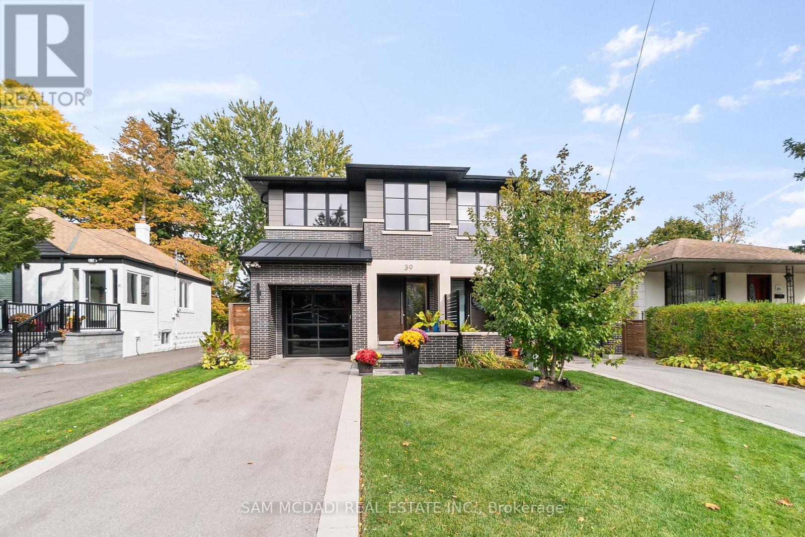 39 Oakwood Ave N, Mississauga, ON L5G 3L9