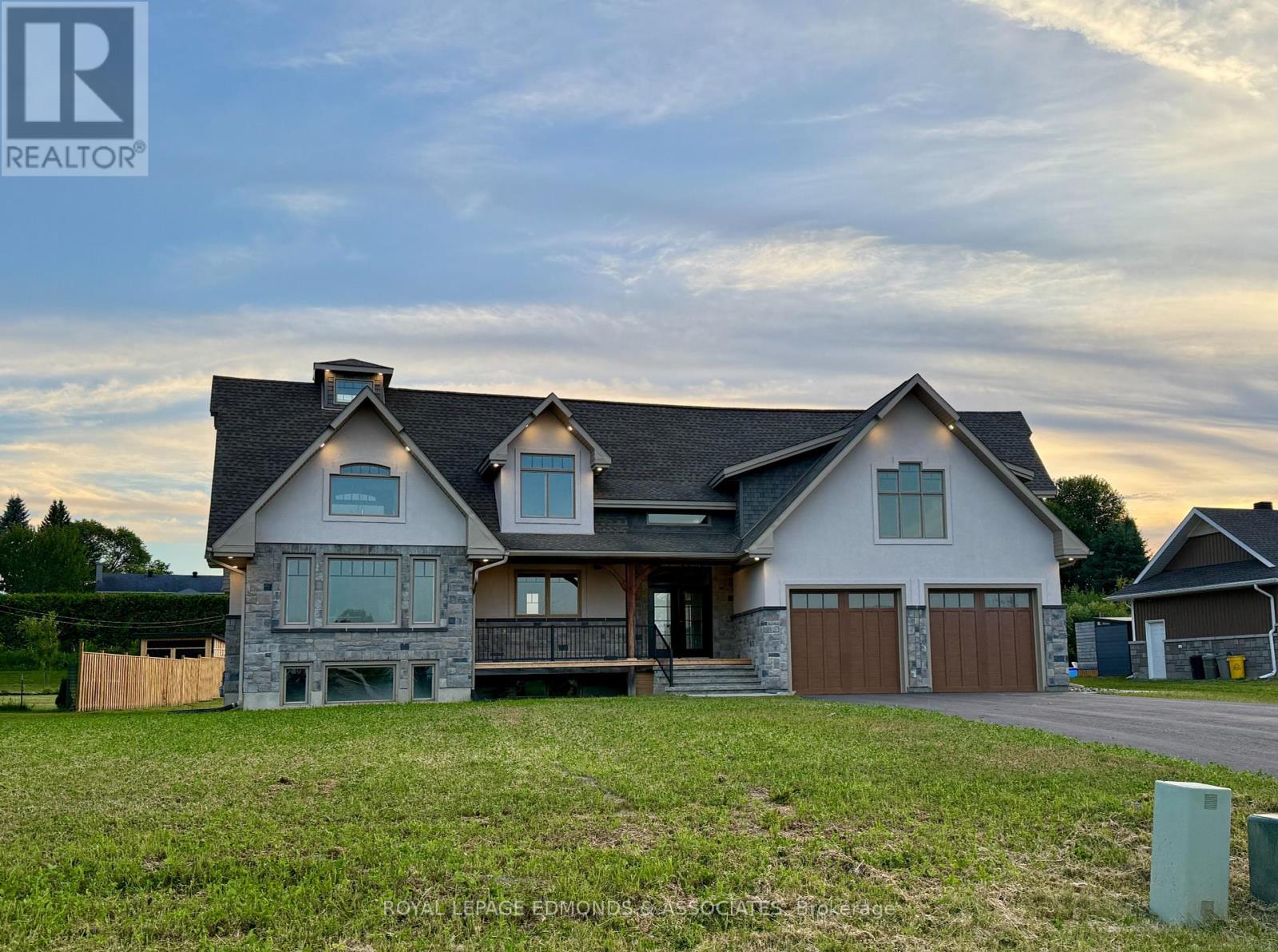 14 Fairway Dr N, Petawawa, ON K8A 8N2