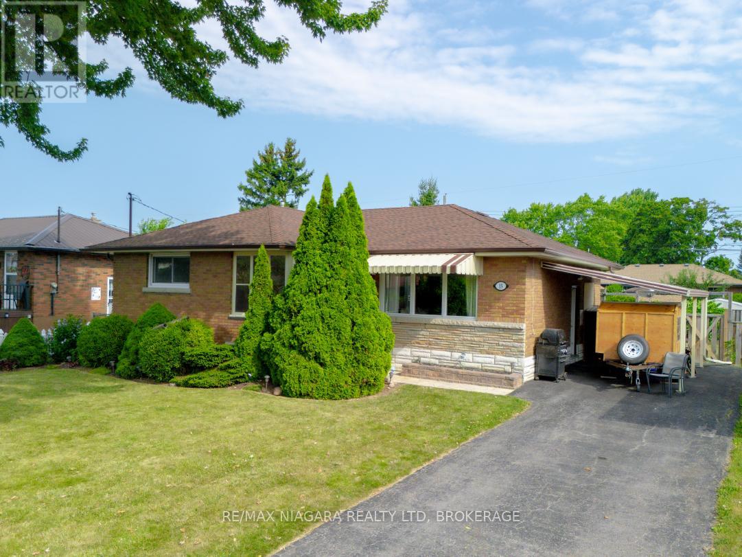 15 Michael Dr S, Port Colborne, ON L3K 3C3