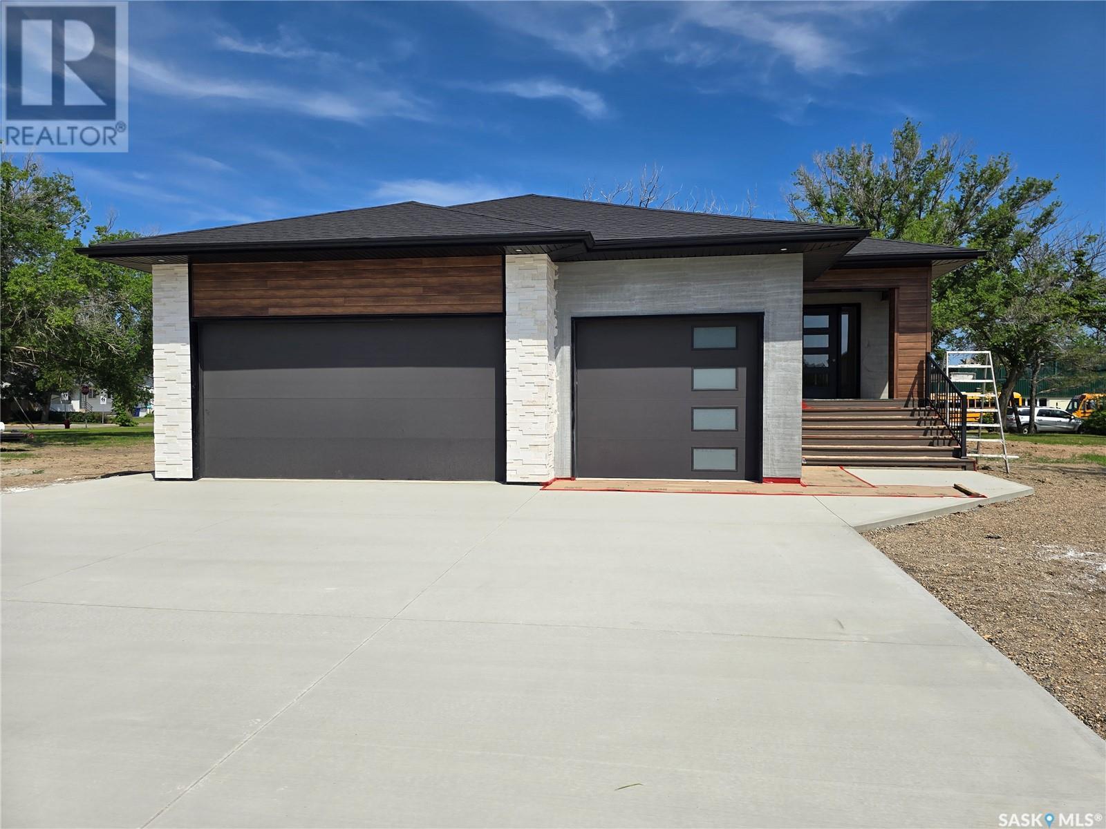 44 Kenney Cres, Weyburn, SK S4H 1L3