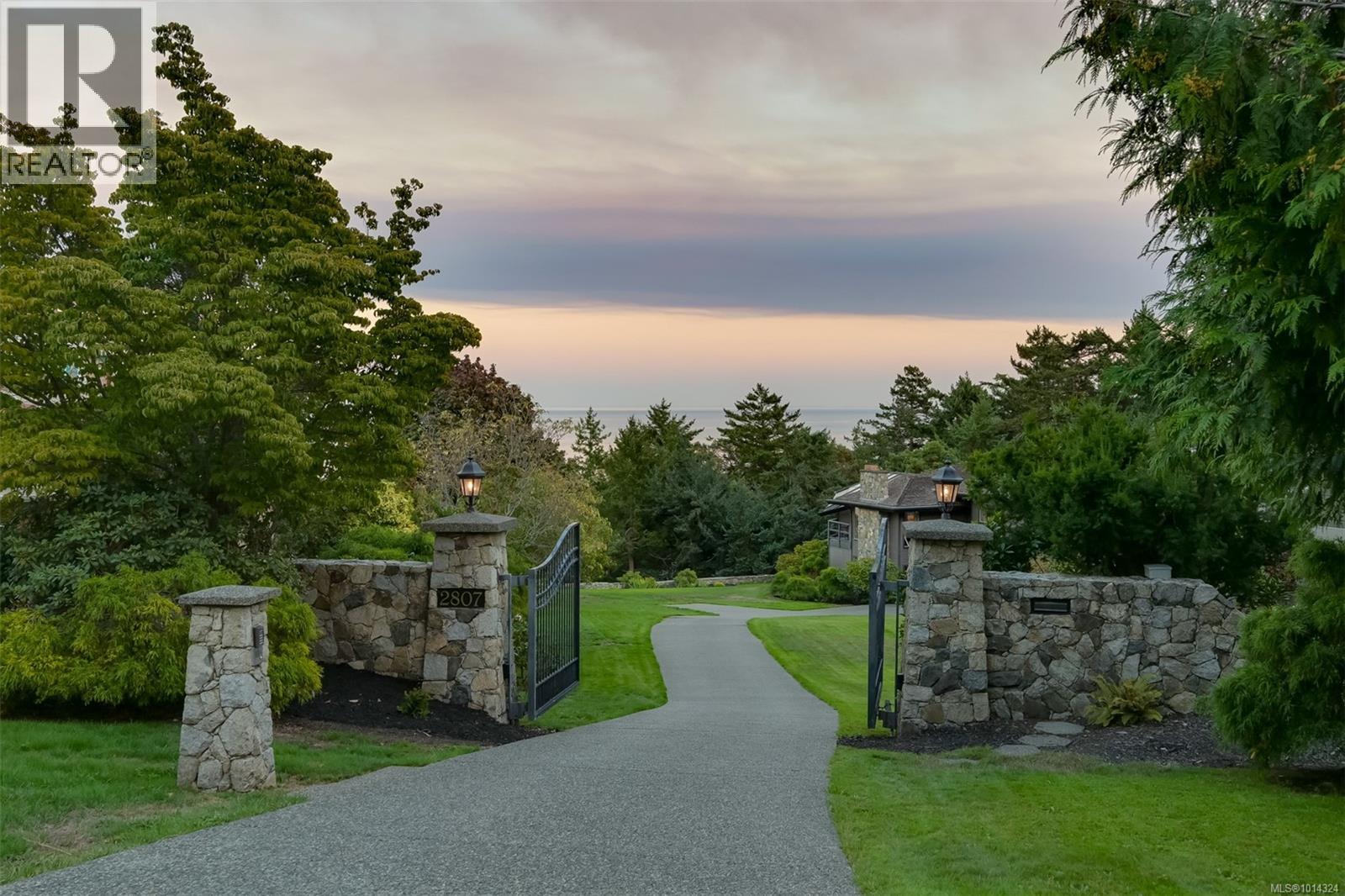 2807 Arbutus Rd, Saanich, BC V8N 5X6
