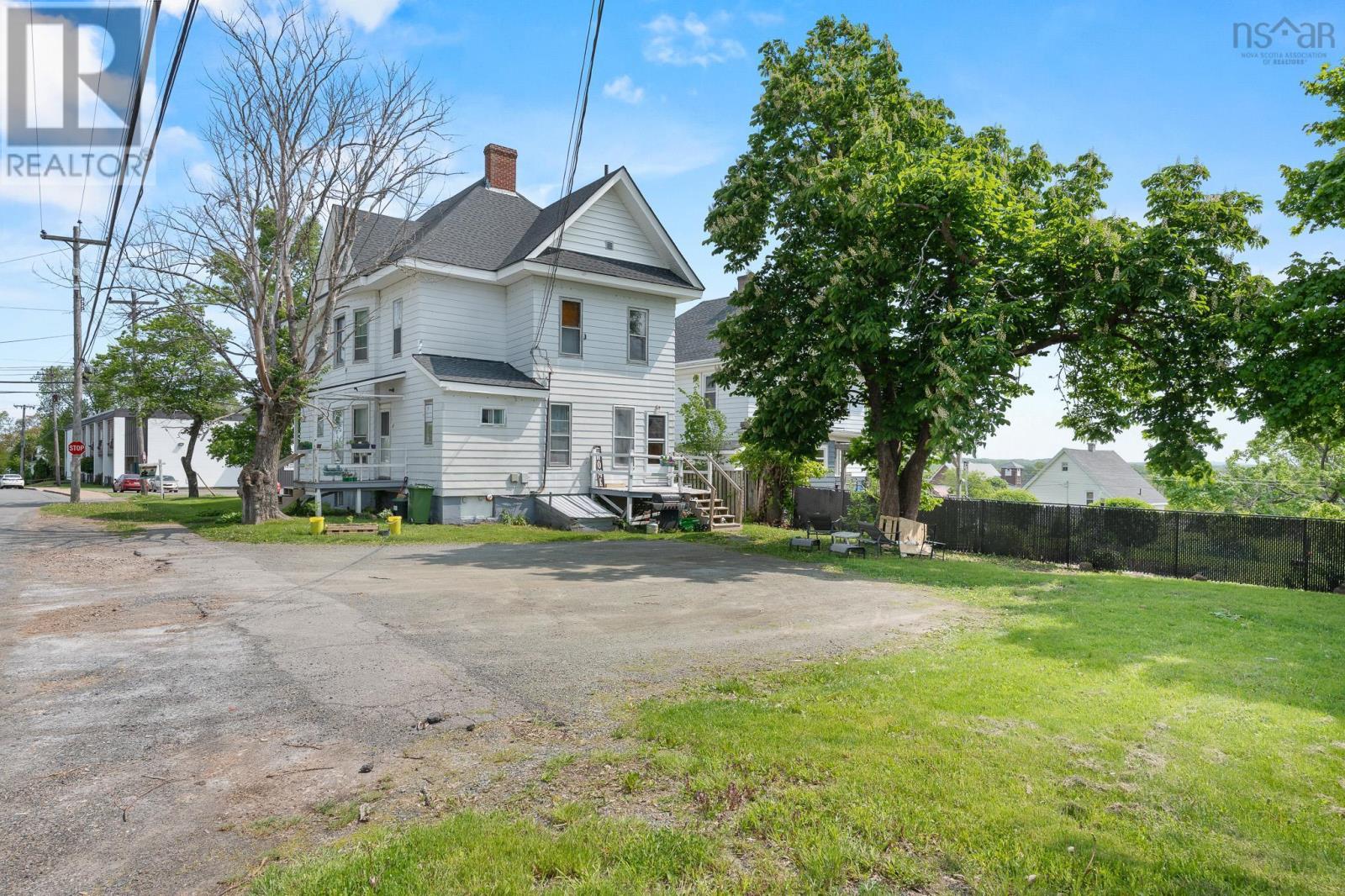 105 Park St, Stellarton, NS B0K 1S0