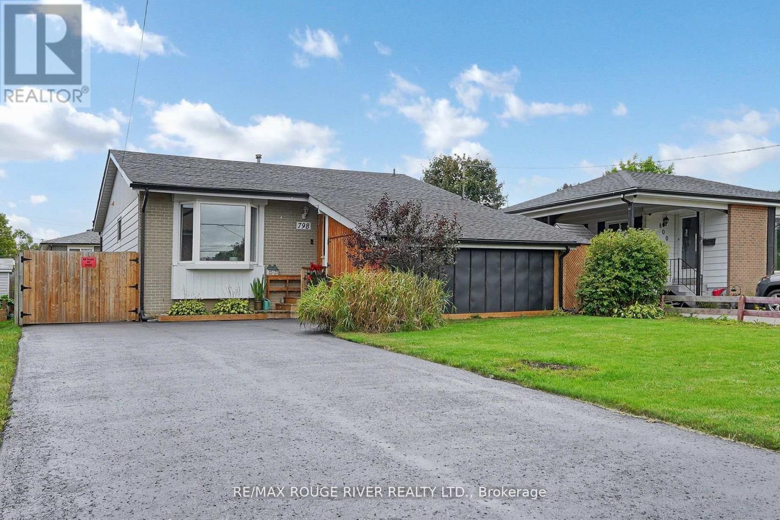 798 Oliva St, Pickering, ON L1W 2V8