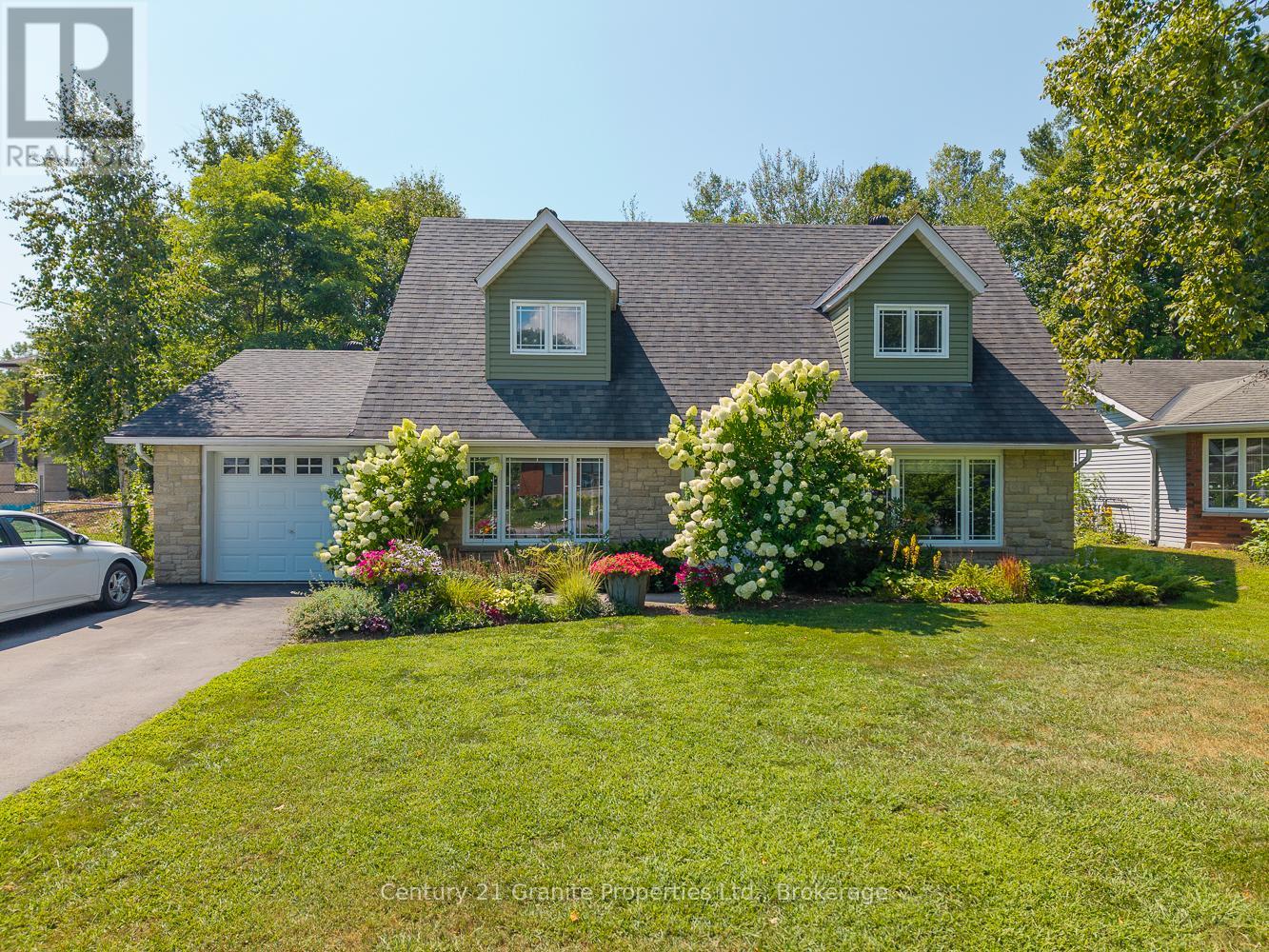 7 Tudhope St, Parry Sound, ON P2A 2H9