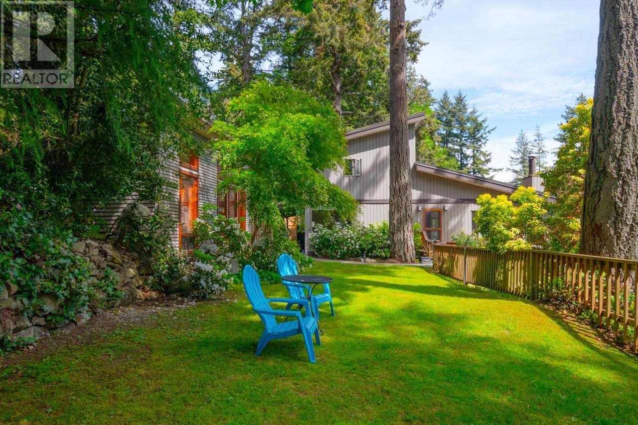 896 Taylor Rd, Bowen Island, BC V0N 1G1