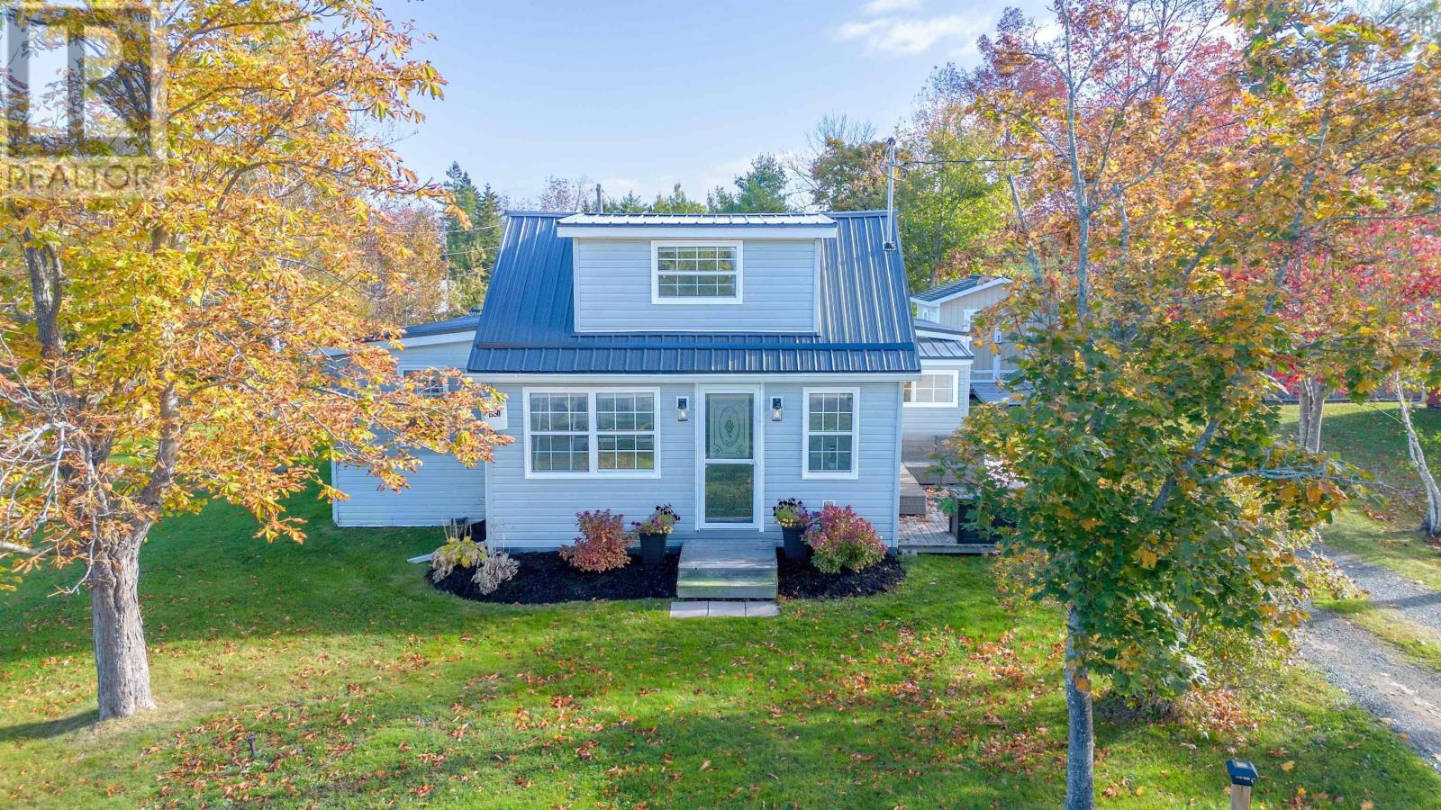 160 Twining St, Baddeck, NS B0E 1B0