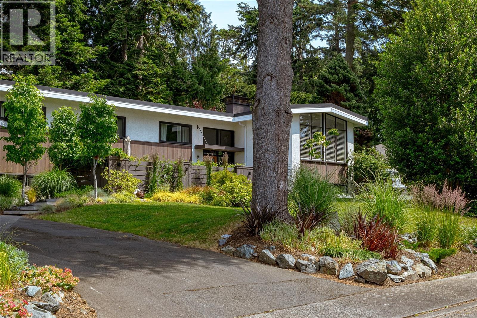 905 Deal St, Oak Bay, BC V8S 5G4