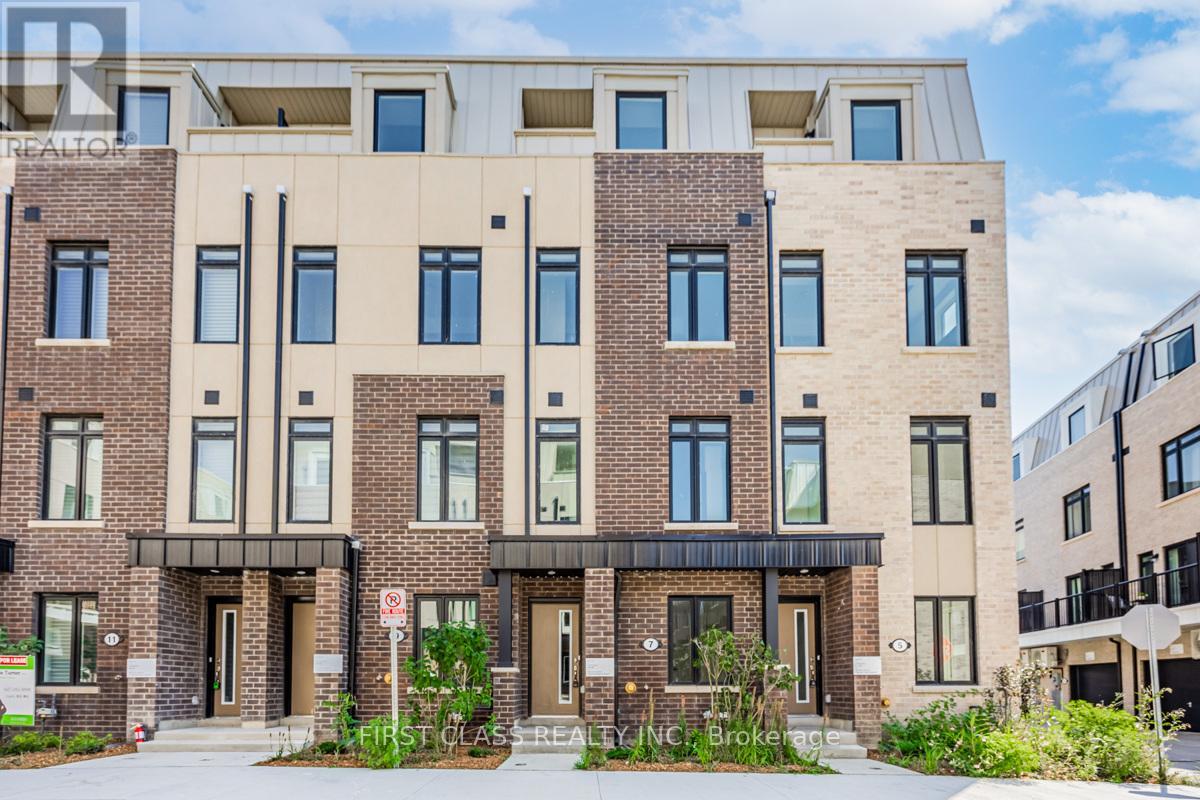 7 Spruce Pines Cres, Toronto, ON M4A 1C5