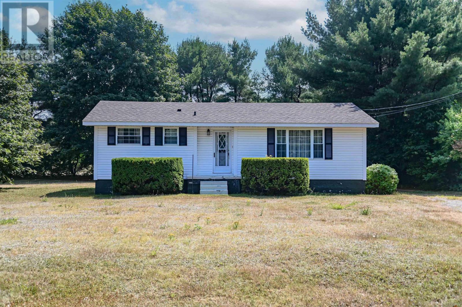2736 Pinecrest Dr, Coldbrook, NS B4R 1B3