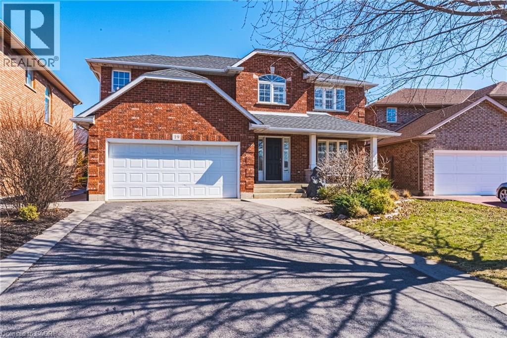 19 Liuna Ct, Hamilton, ON L8E 5Z1