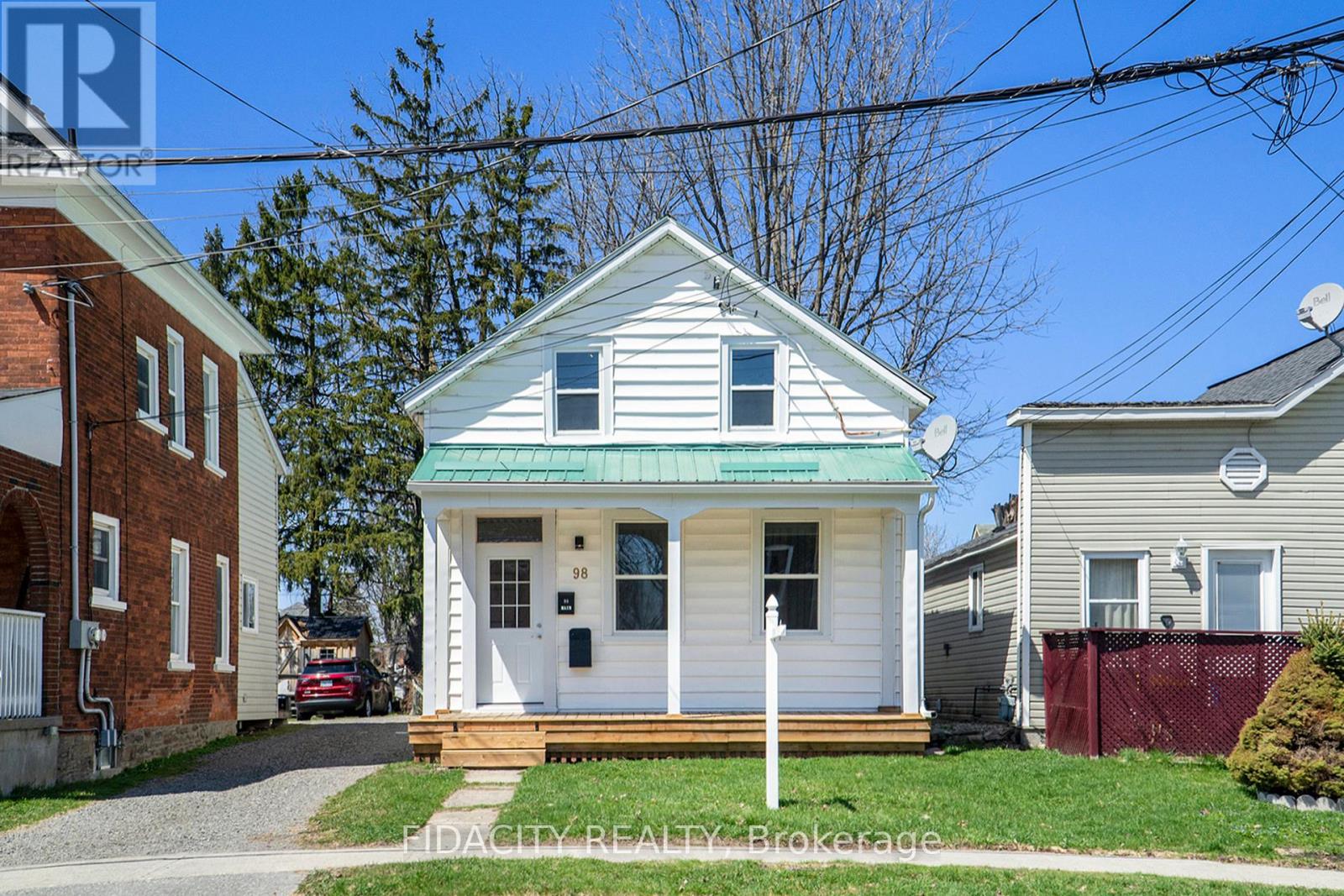 98 Main St E, Smiths Falls, ON K7A 1A9