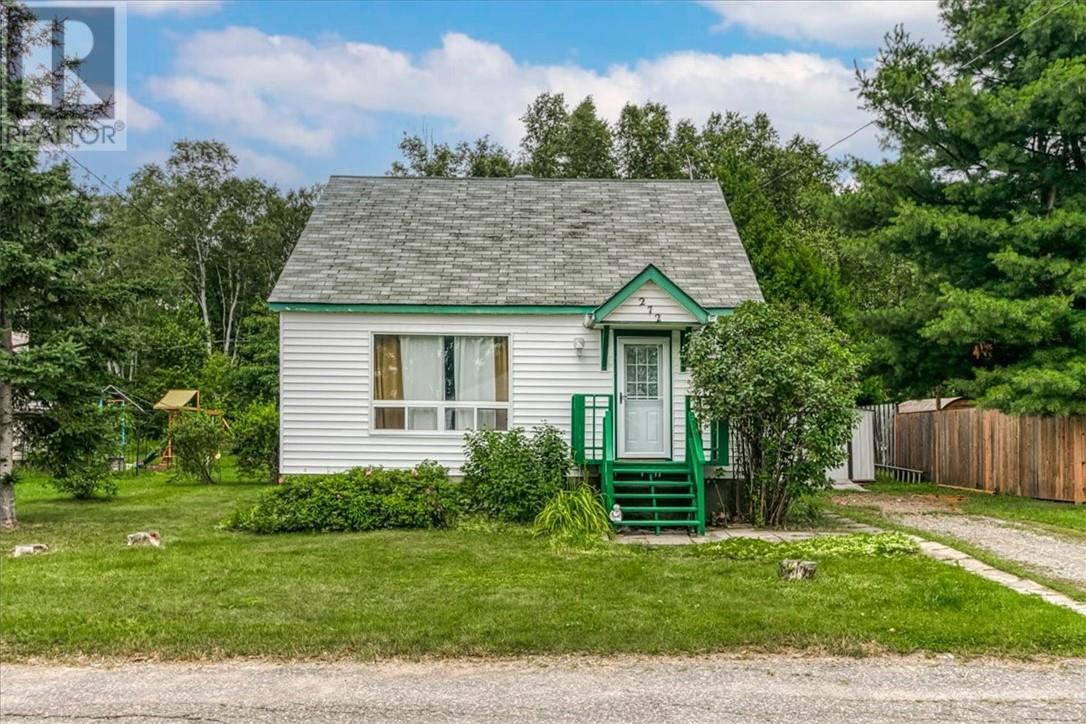 272 Eleventh Ave, Lively, ON P3Y 1N2