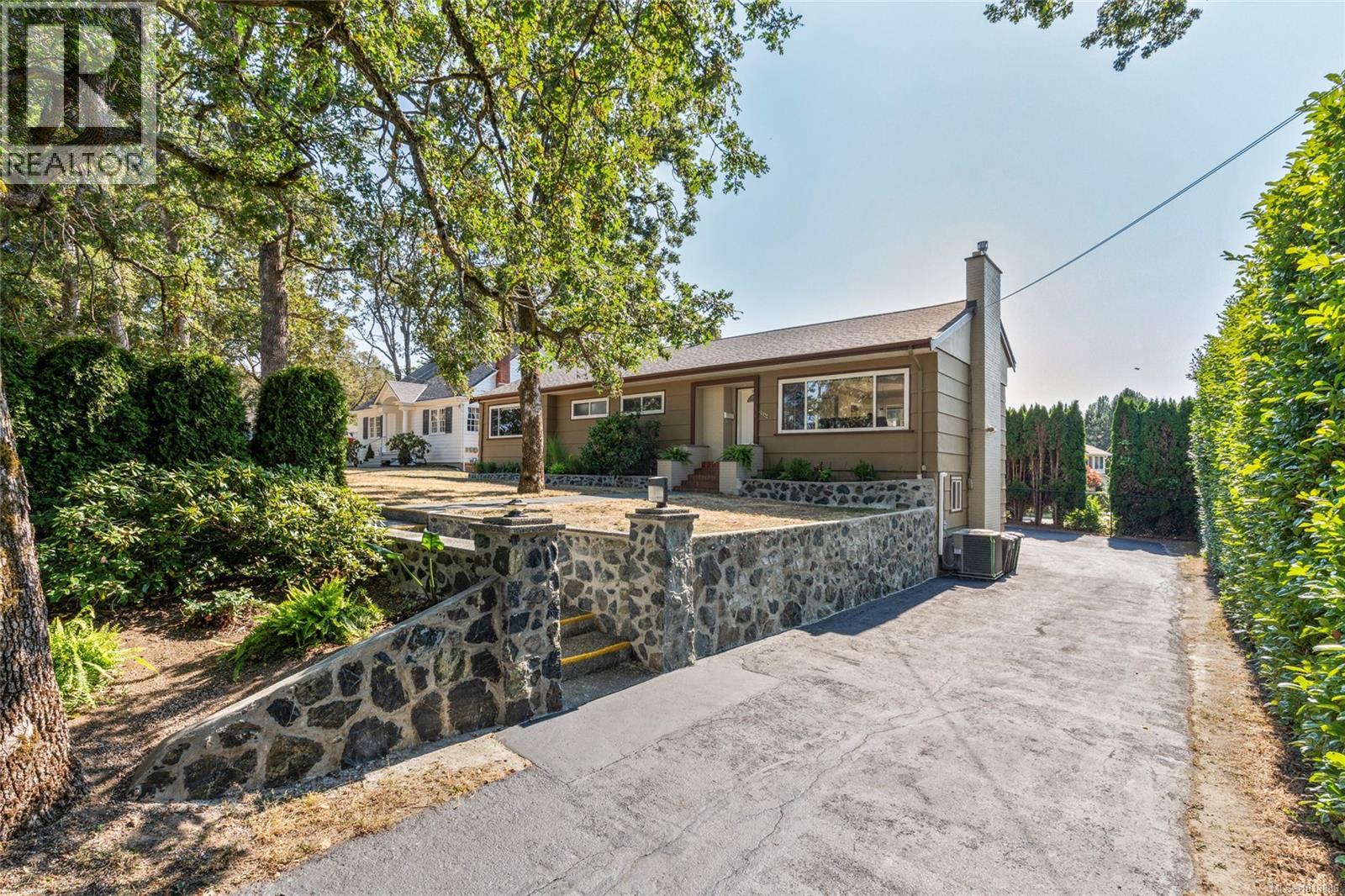 3944 Cedar Hill Cross Rd, Saanich, BC V8P 2N6