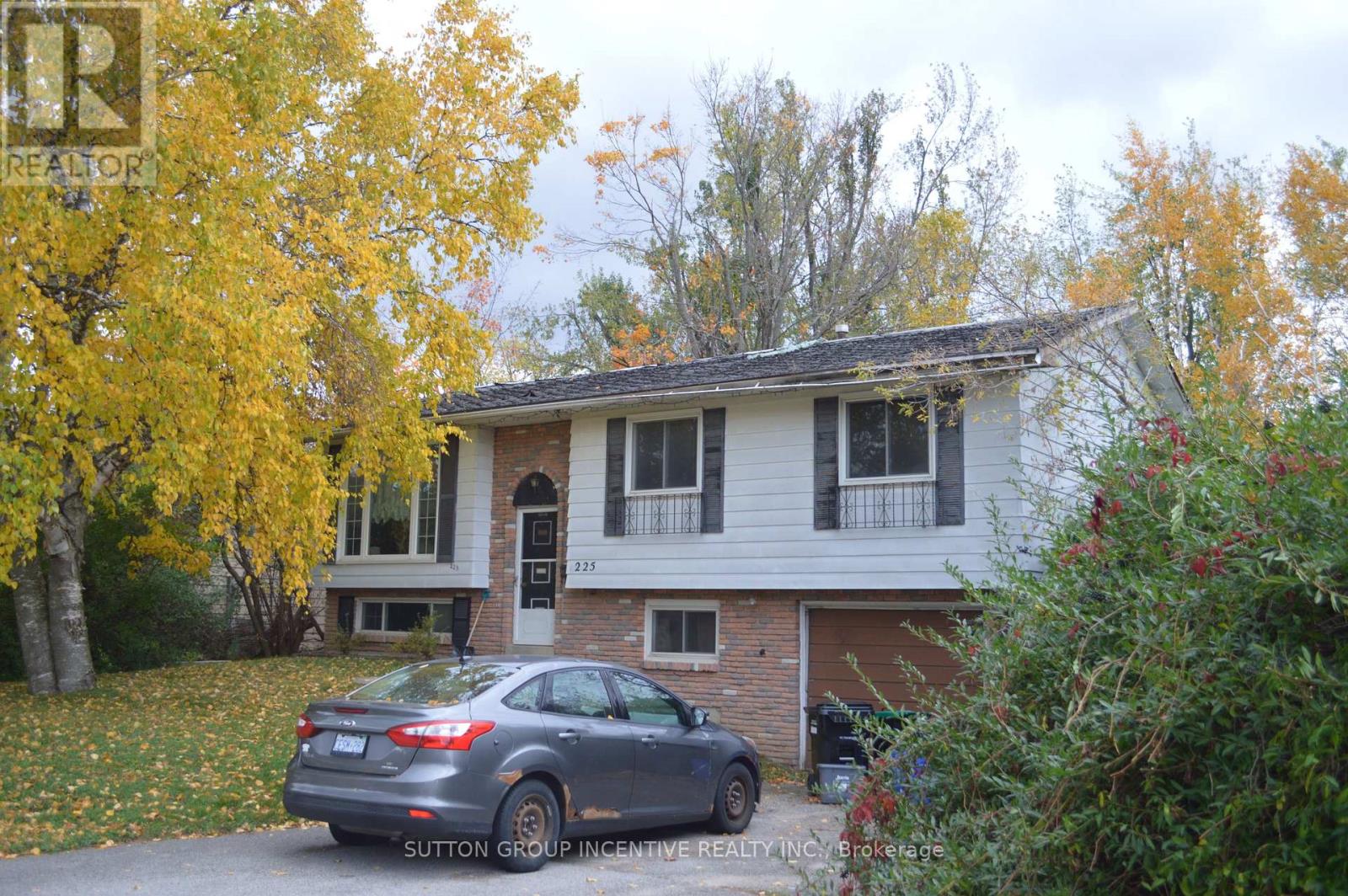 225 Pine Dr, Barrie, ON L4N 4H6
