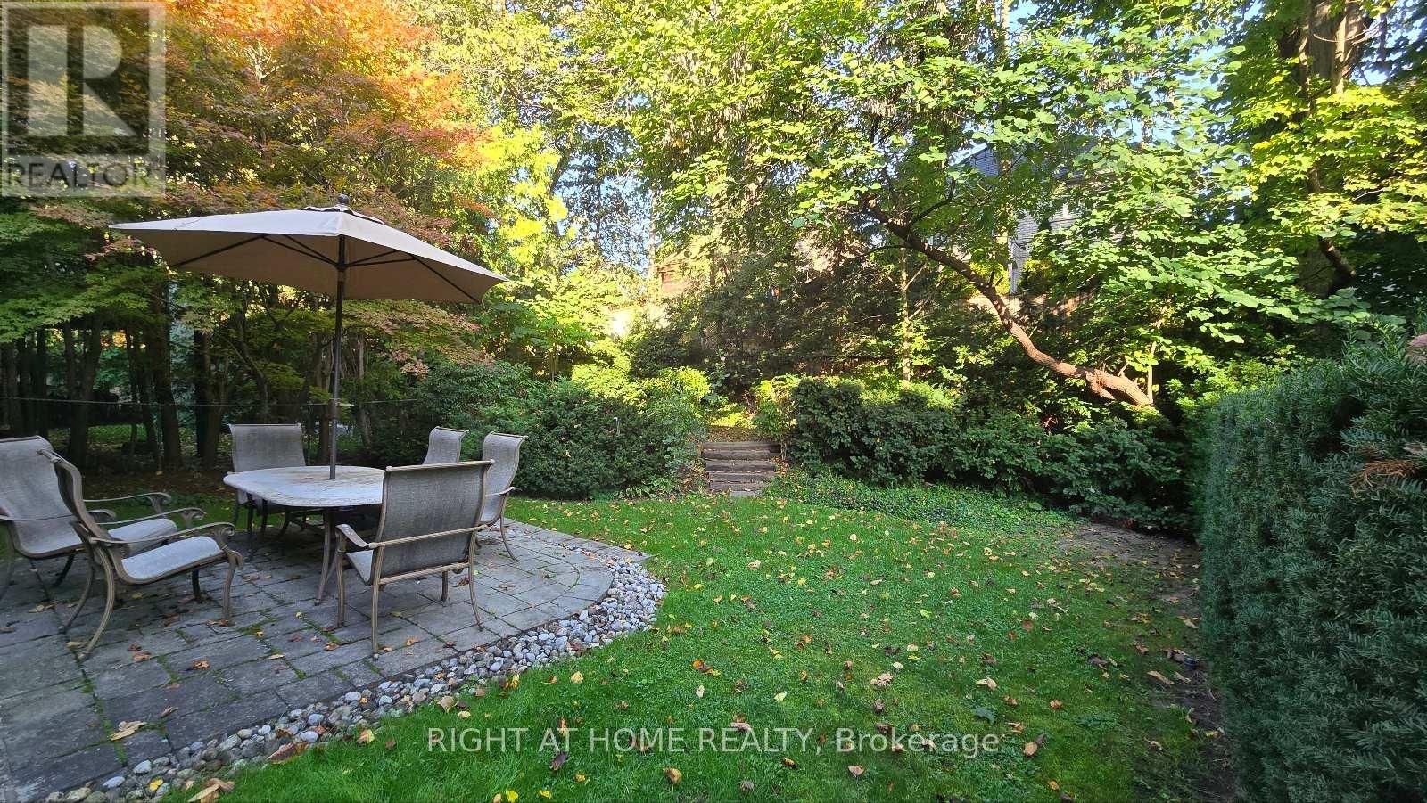 236 York Mills Rd, Toronto, ON M2L 1L1
