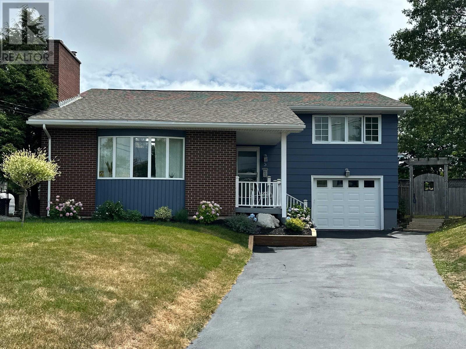 5 Susan Pl, Crichton Park, NS B3A 4M3