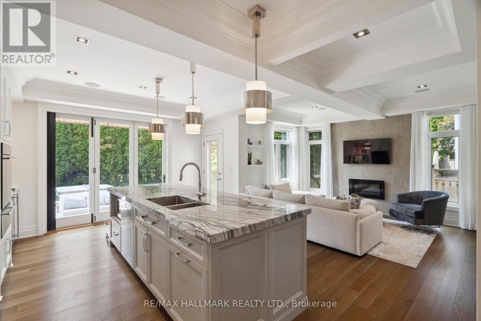 2092 Pinevalley Cres, Oakville, ON L6H 6L8
