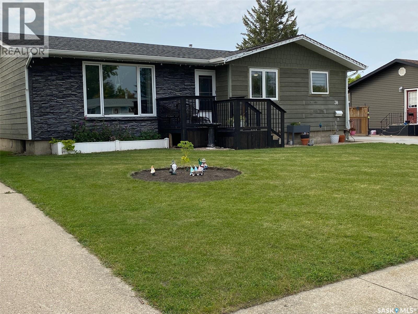 38 Charleswood Cres, Yorkton, SK S3N 2R6