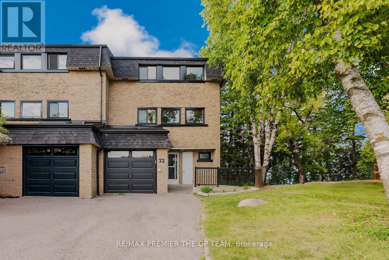 22 Henderson Dr, Aurora, ON L4G 3L2