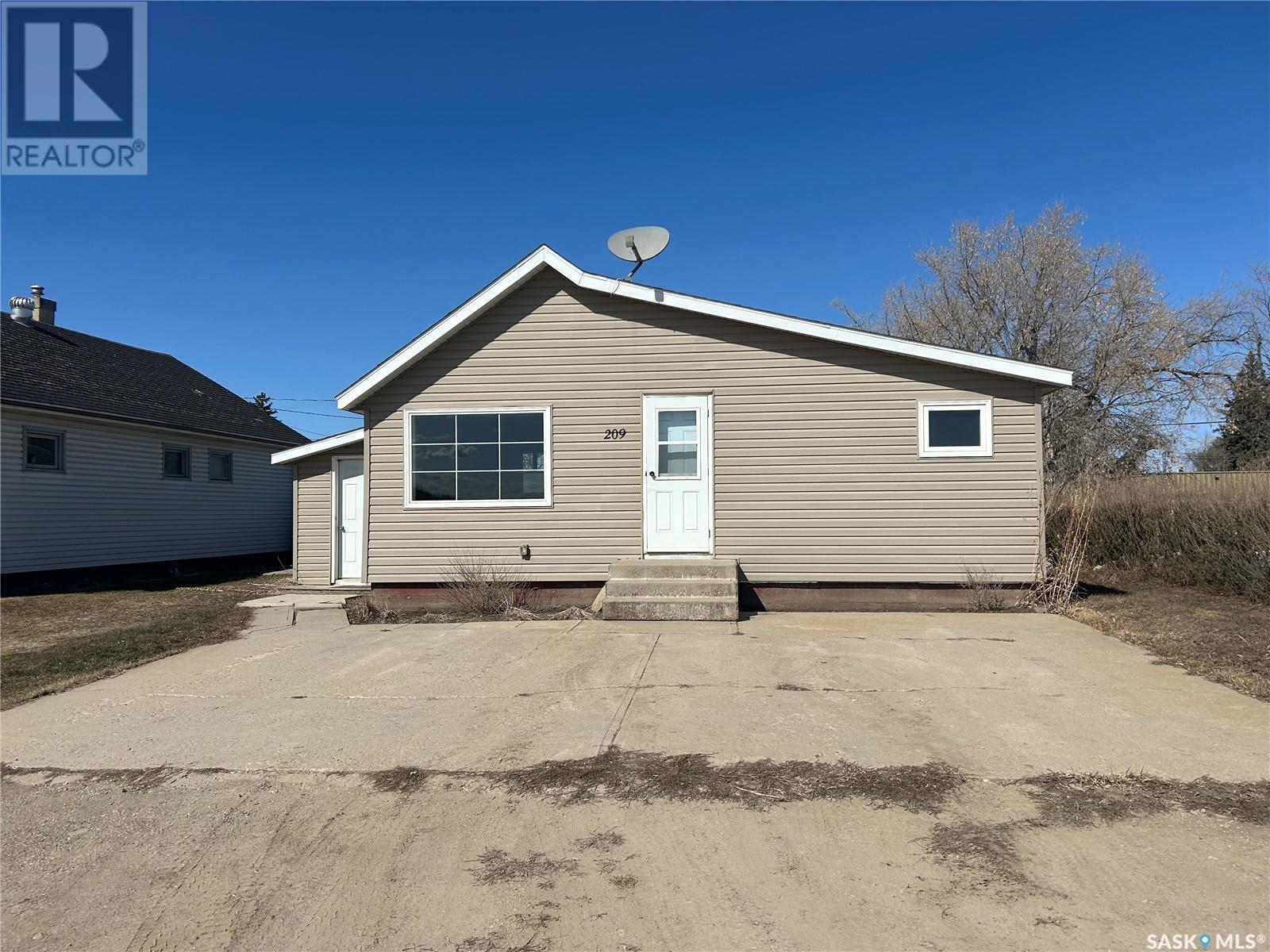 209 1 St S, Codette, SK S0E 0A5