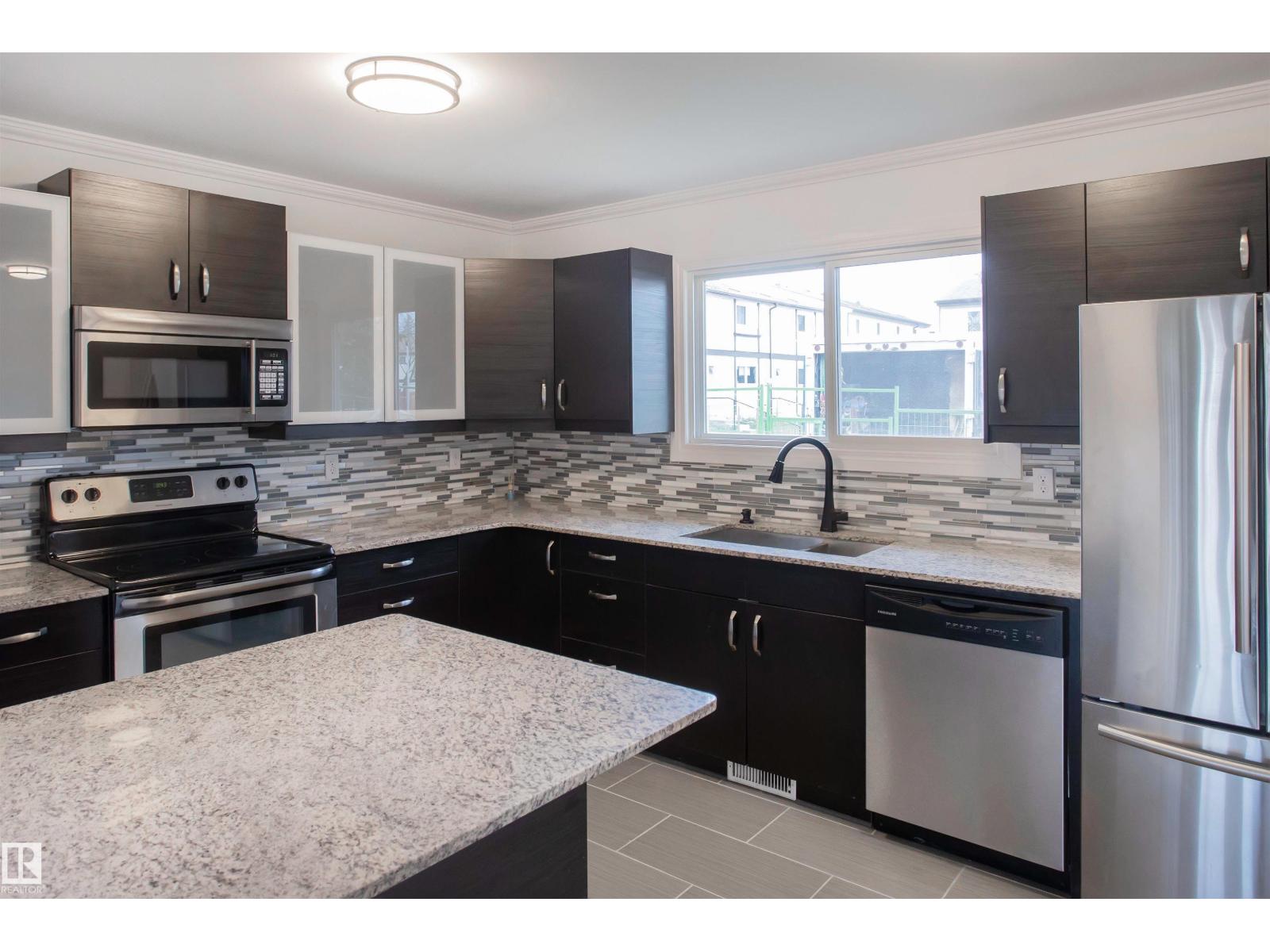 1270 Lakewood Rd W NW, Edmonton, AB T6K 3P2