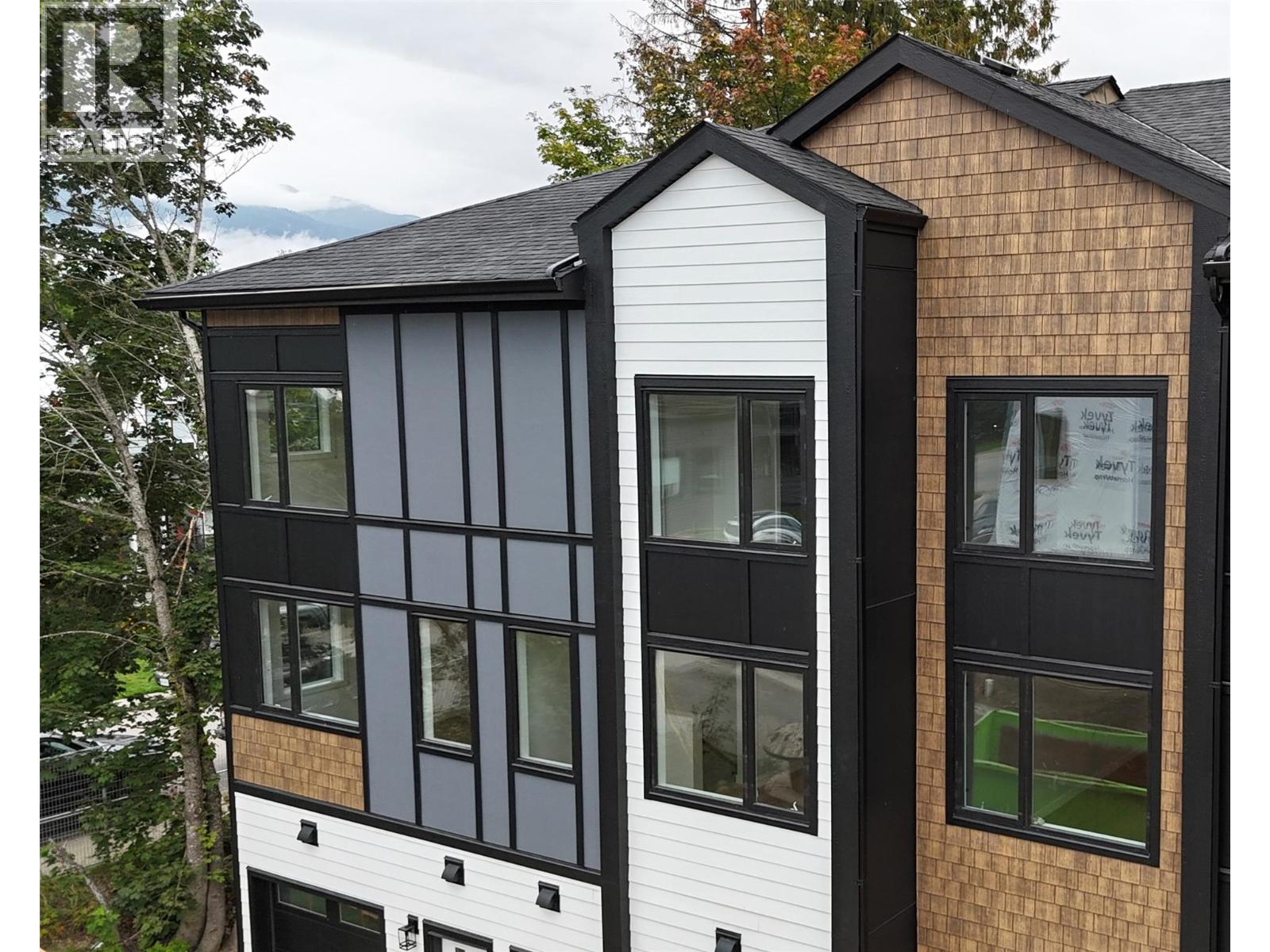 1218 Douglas St W, Revelstoke, BC V0E 2S0