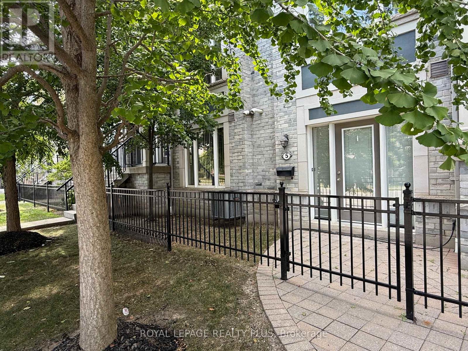 5 3015 Destination Dr, Mississauga, ON L5M 0P3