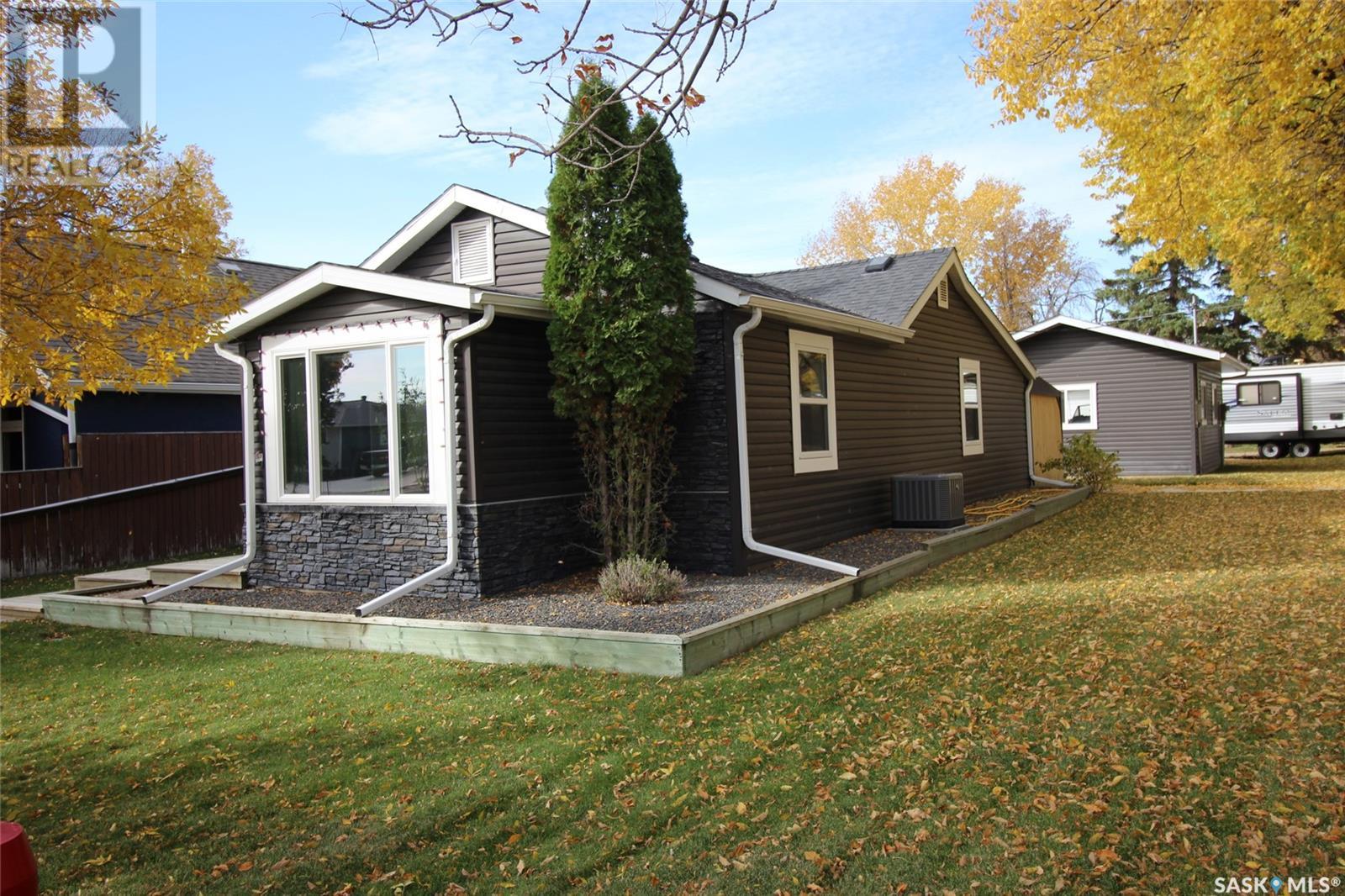 387 3 Avenue West, Shaunavon, SK S0N 2M0