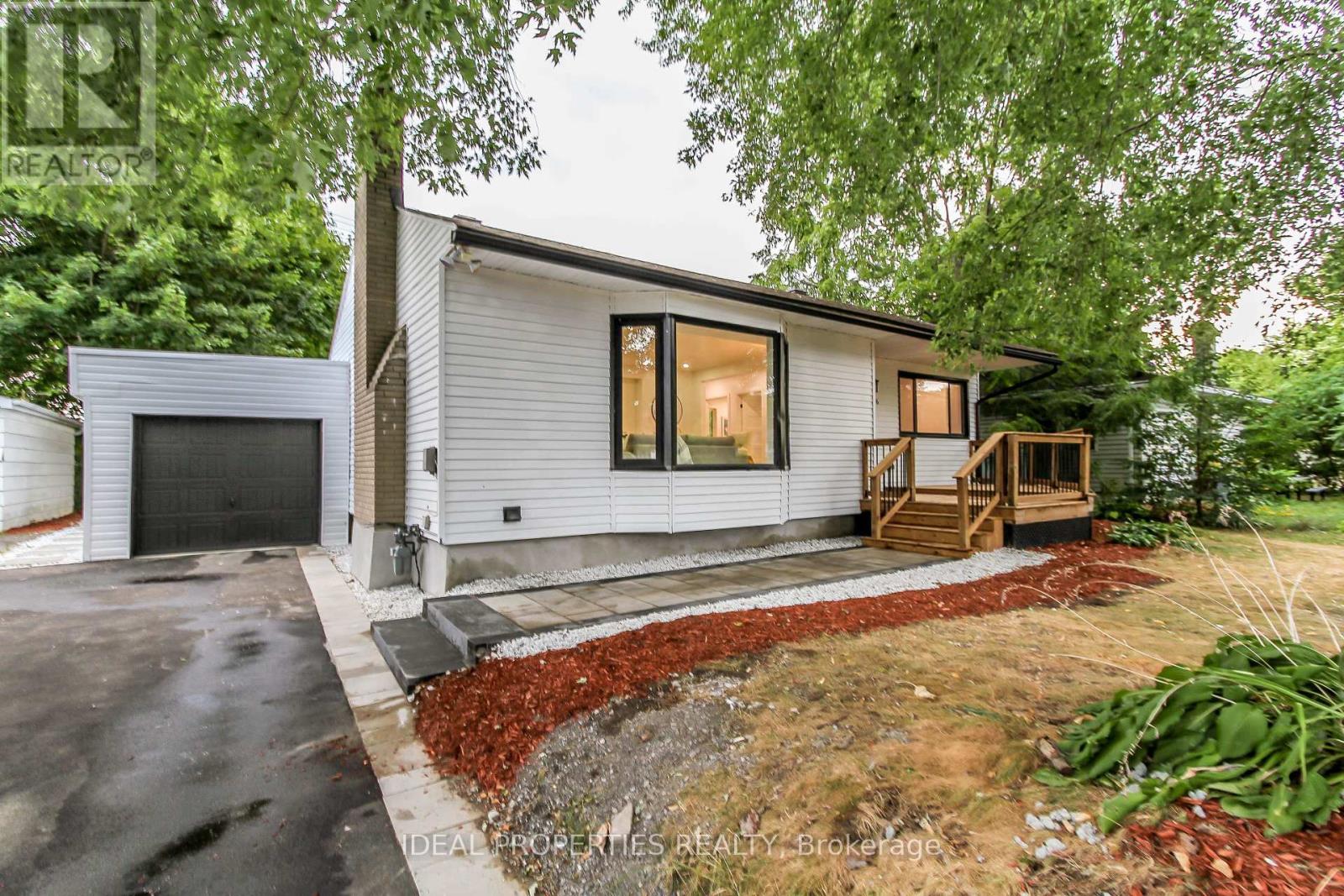 1796 Saunderson Dr, Ottawa, ON K1G 2C2