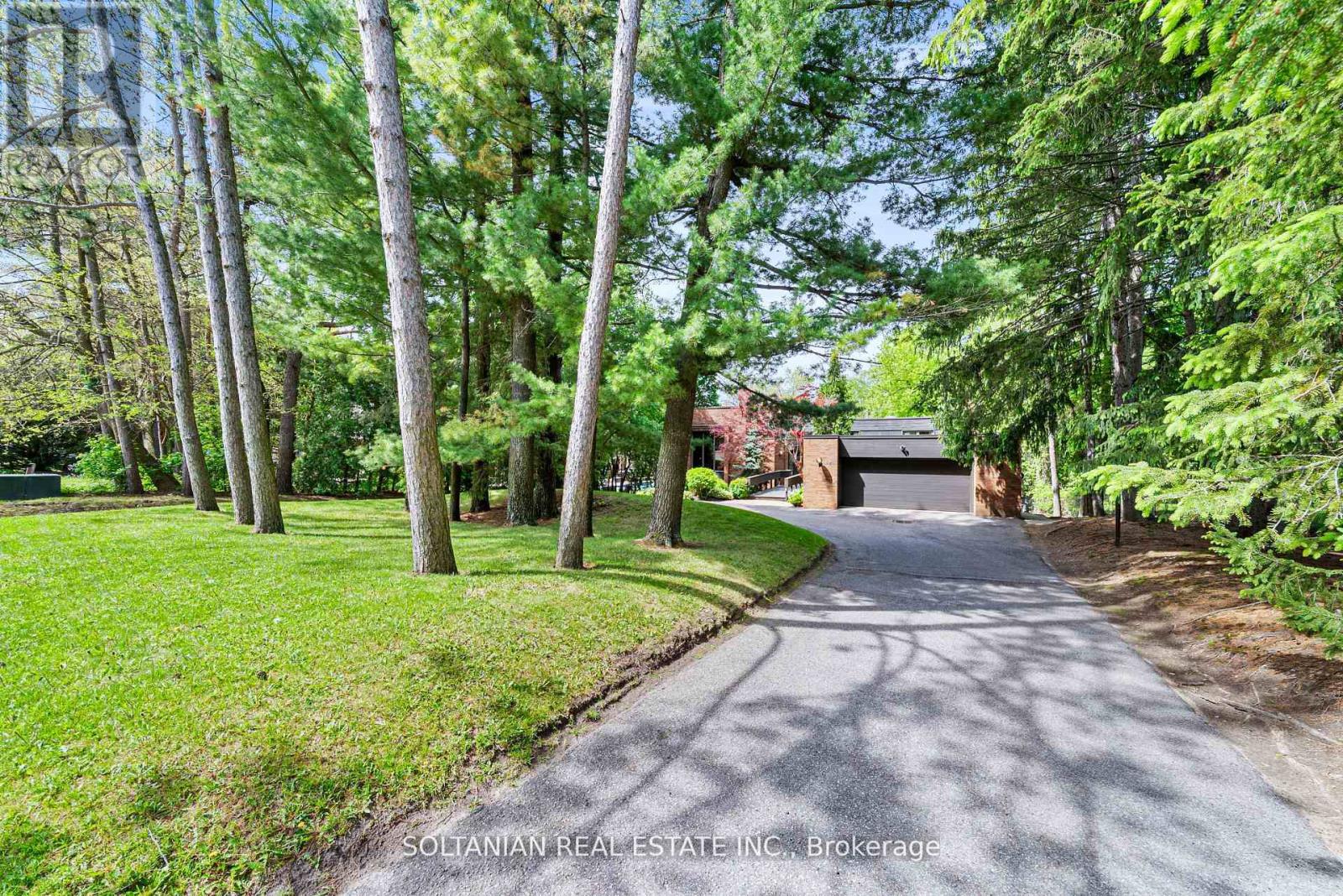 18 Old English Ln, Markham, ON L3T 2T9
