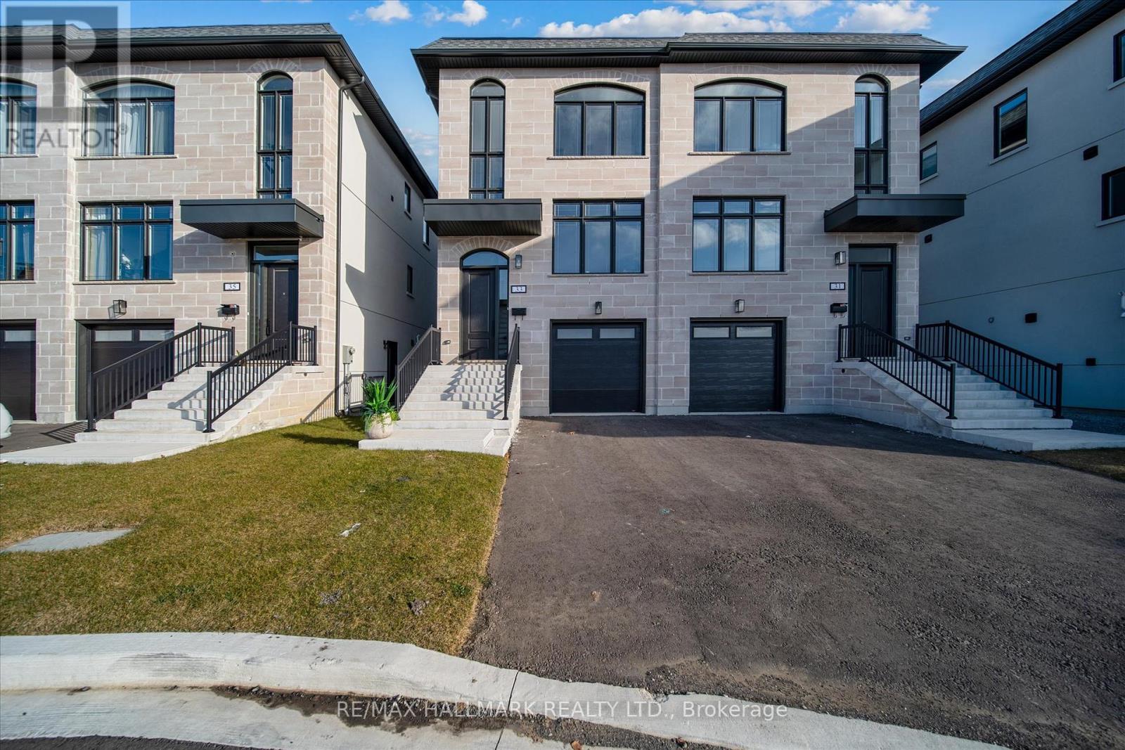 31 St Gaspars Ct, Toronto, ON M9L 1K9