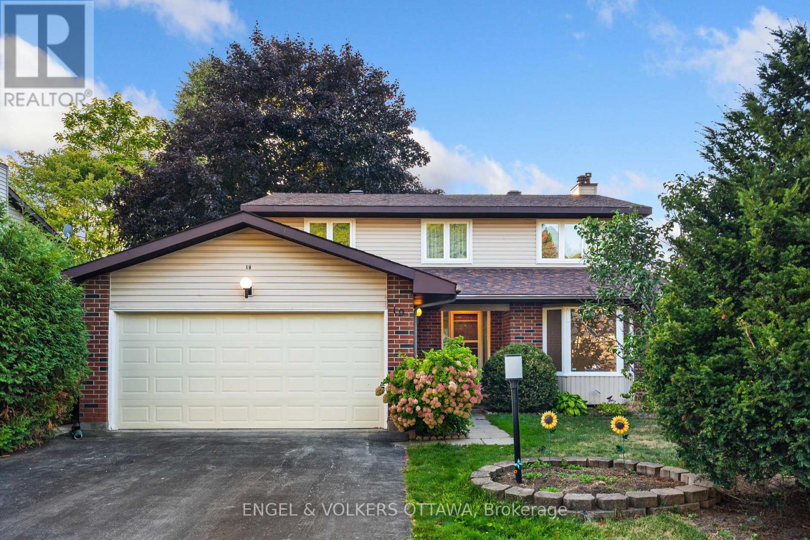 19 Mcclure Cres, Ottawa, ON K2L 2H1