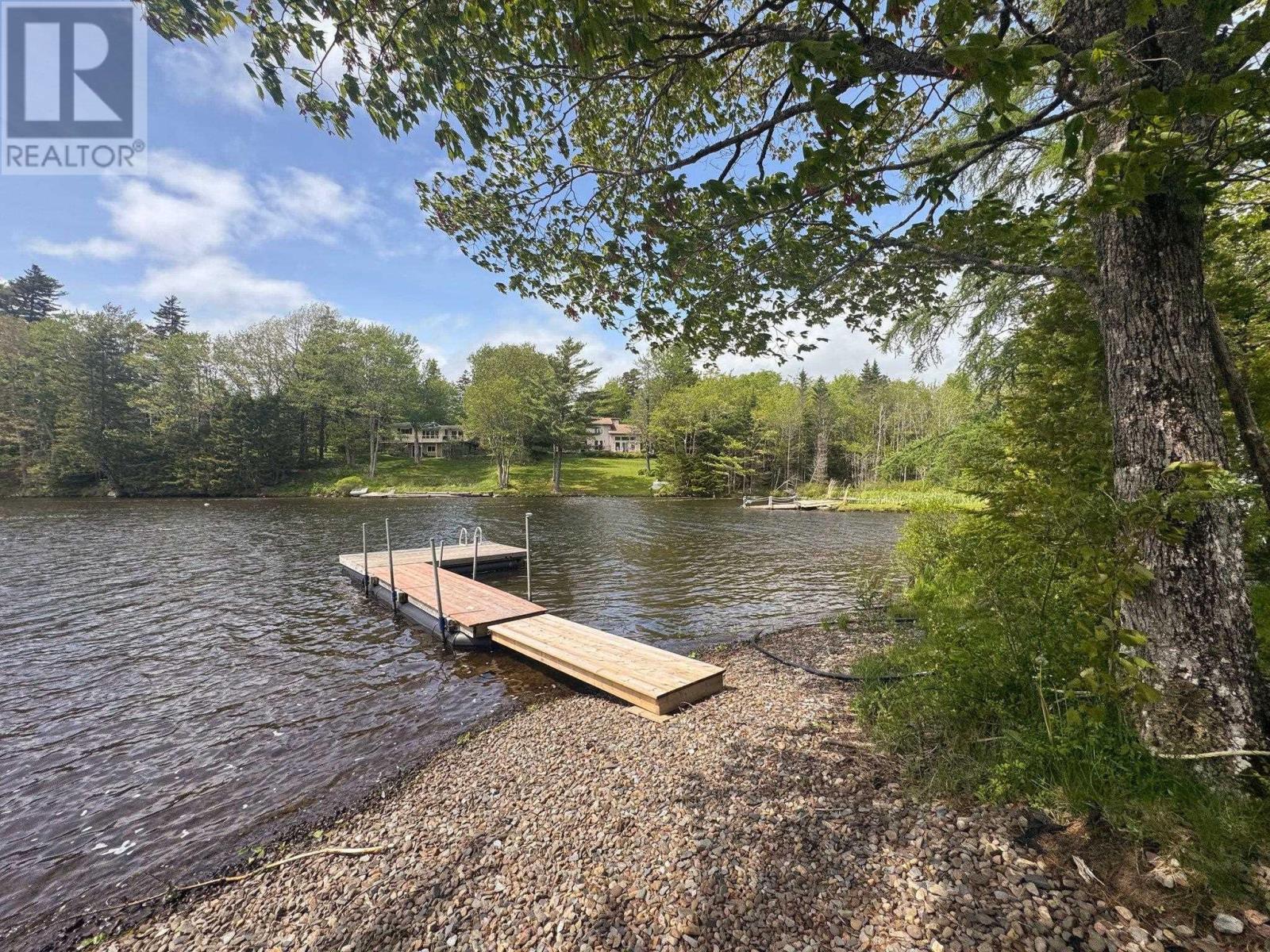 19 Cove Rd, Mount Uniacke, NS B0N 1Z0