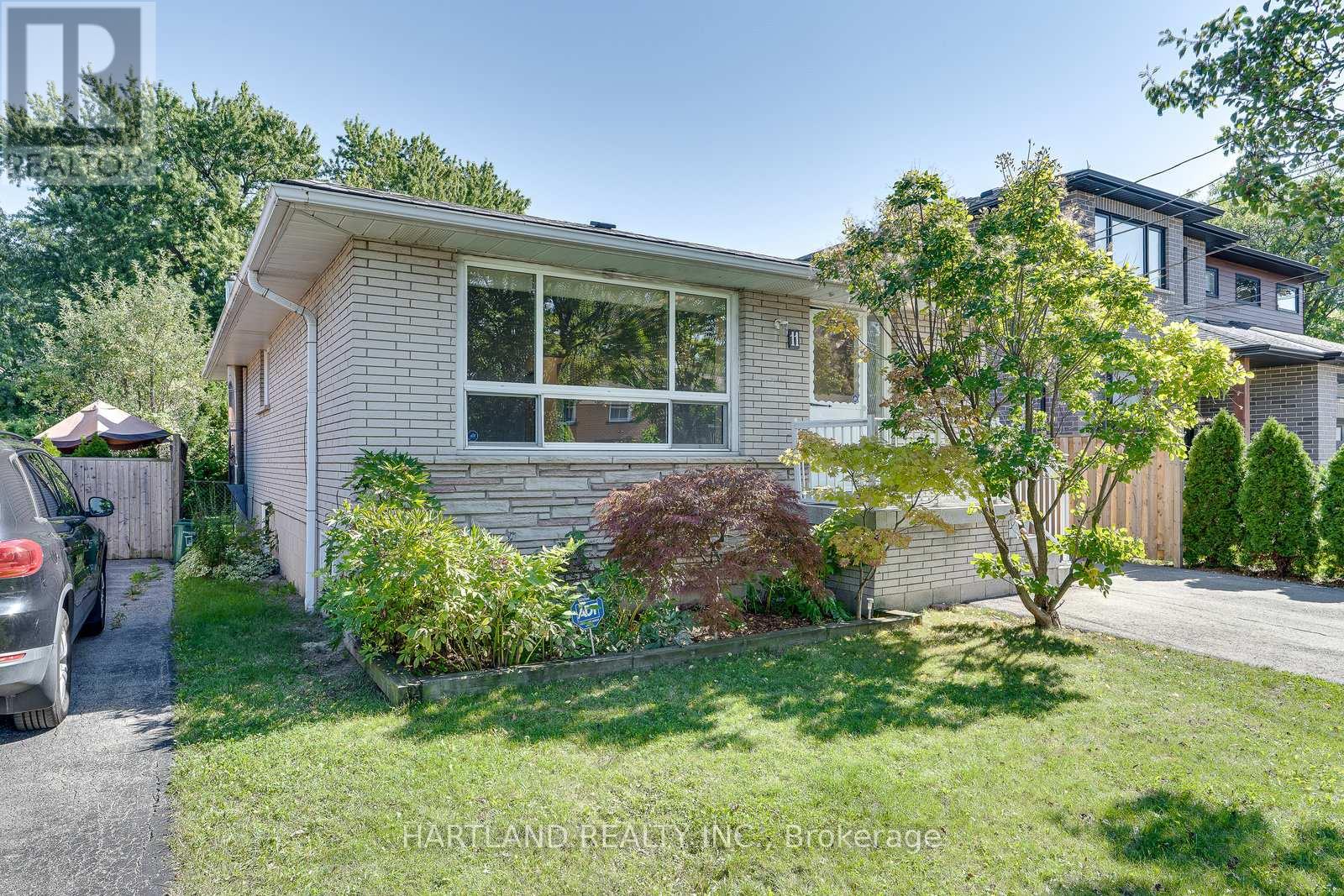11 Maitland Ave, Hamilton, ON L9A 3J4