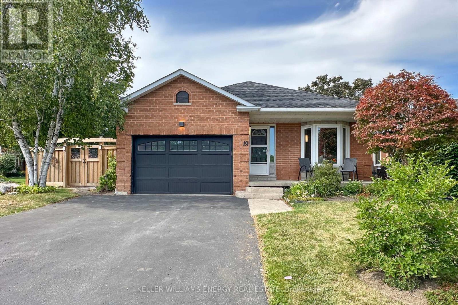 19 Stephen Ave, Clarington, ON L1E 1Z2