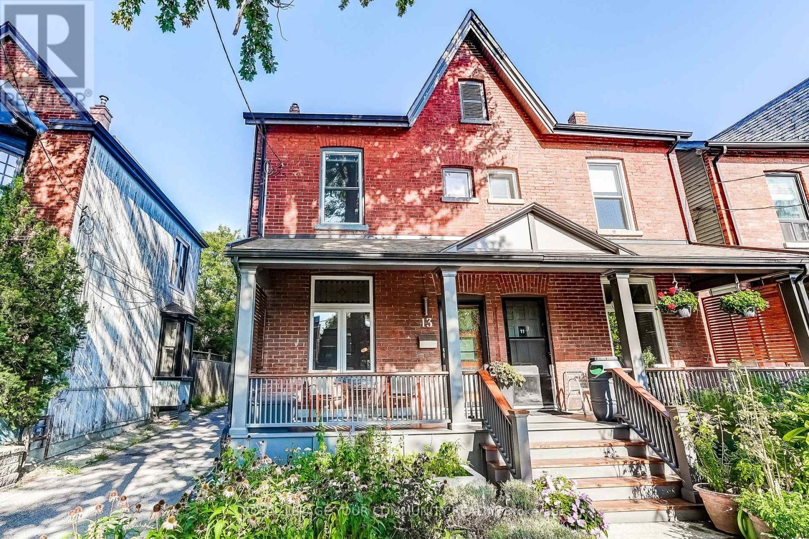 13 Howland Rd, Toronto, ON M4K 2Z4