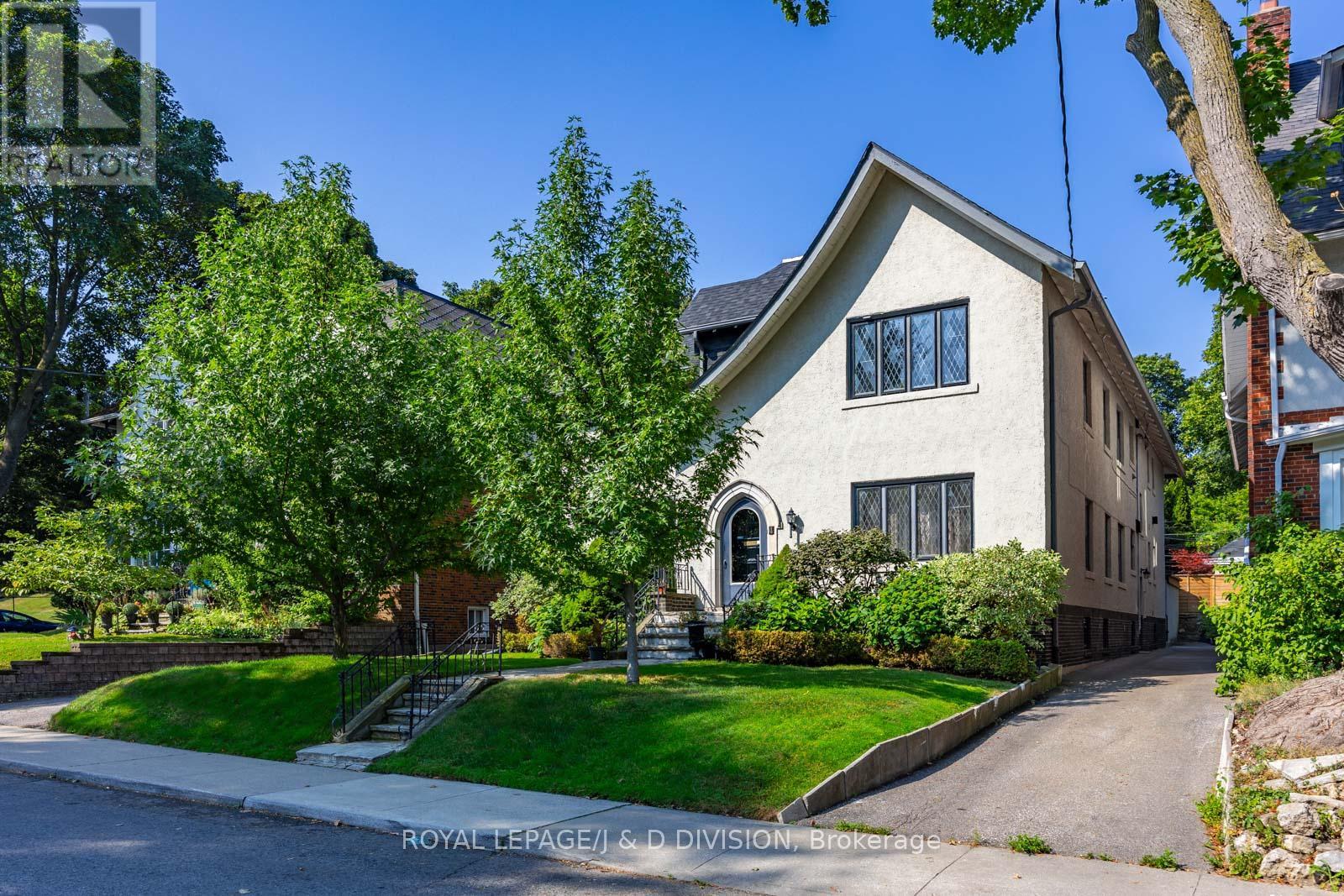 4 Highbourne Rd, Toronto, ON M5P 2J2