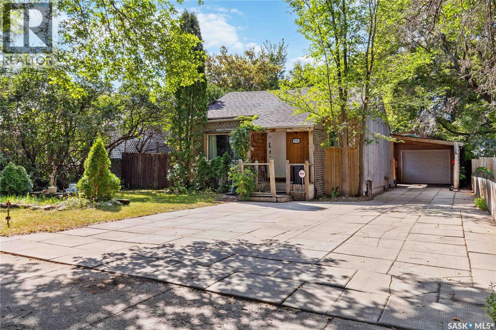 921 I Ave N, Saskatoon, SK S7L 2H4
