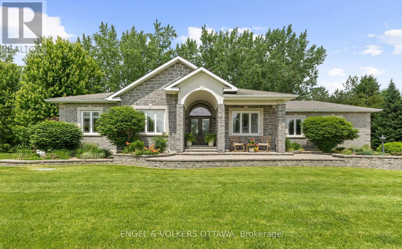6957 Lake Forest Walk, Ottawa, ON K4P 0A3