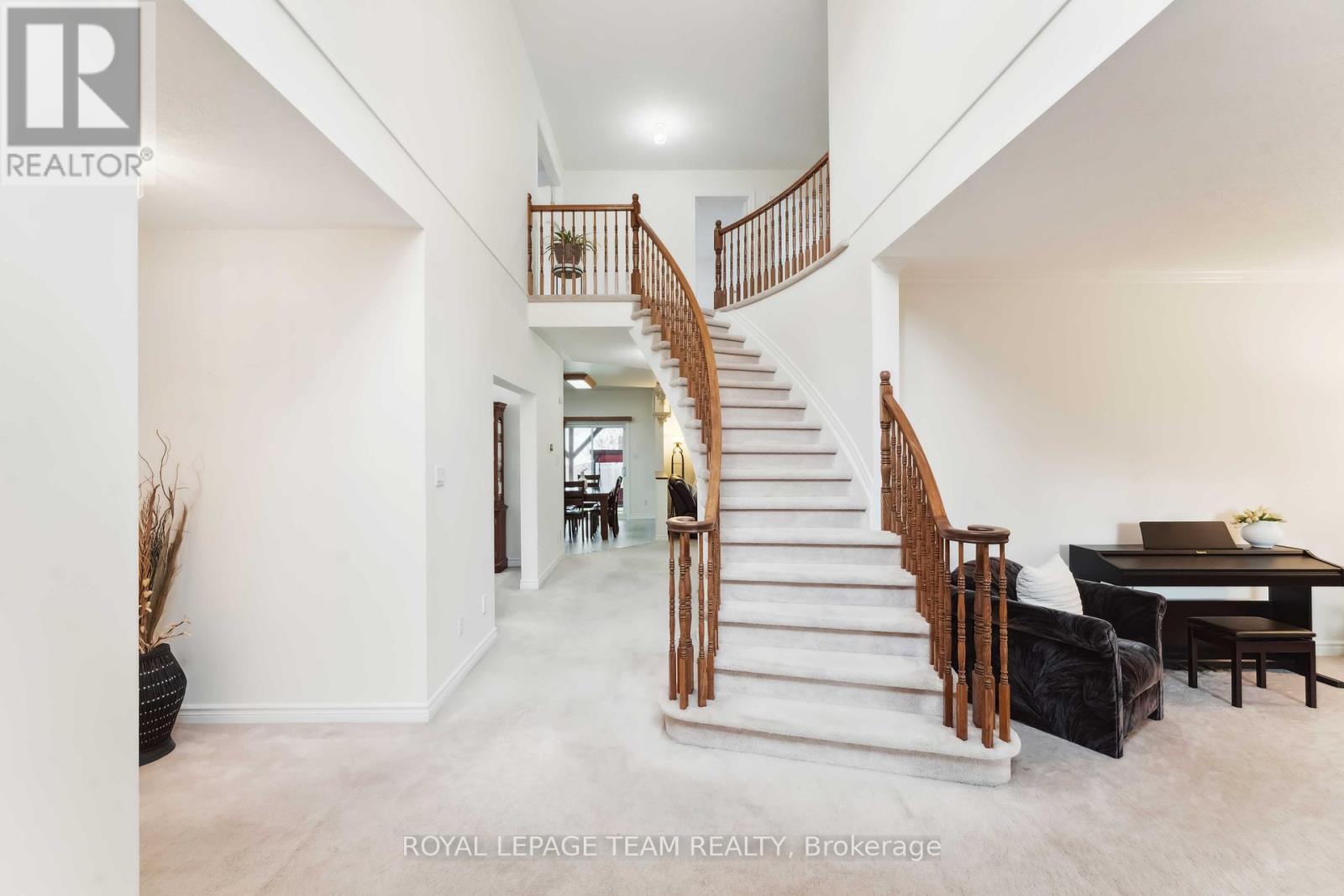 39 Vermont Ave, Ottawa, ON K2G 6M2