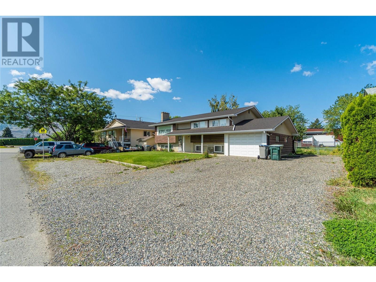 1118 Chateau St, Kamloops, BC V2B 5R4