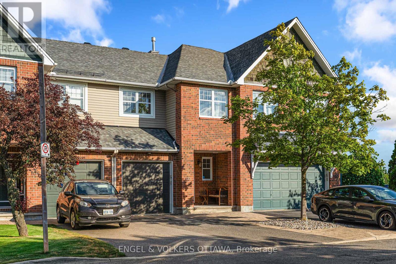102 Shepody Cir, Ottawa, ON K1T 4H9